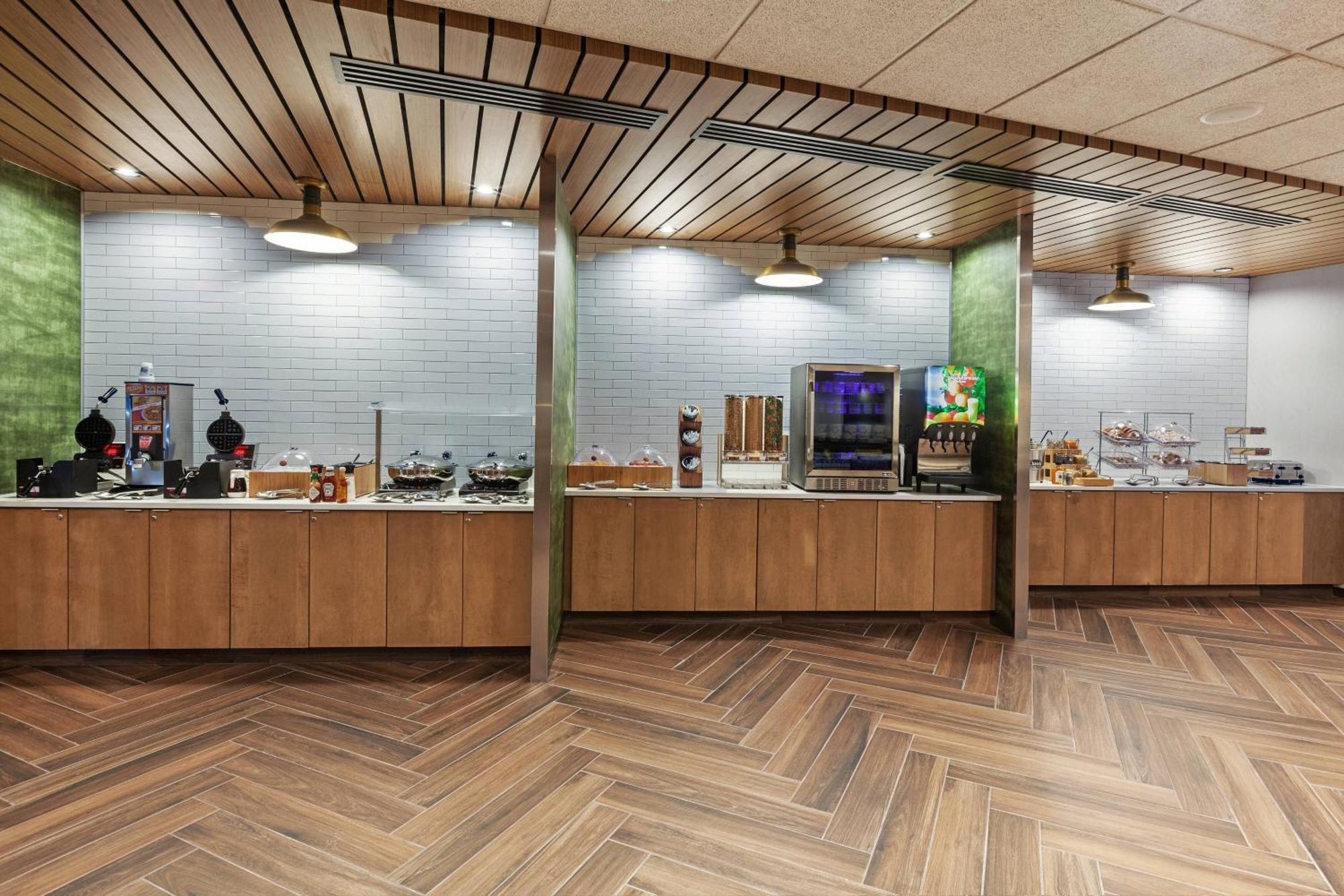 塔尔萨卡图萨万枫套房酒店 外观 照片